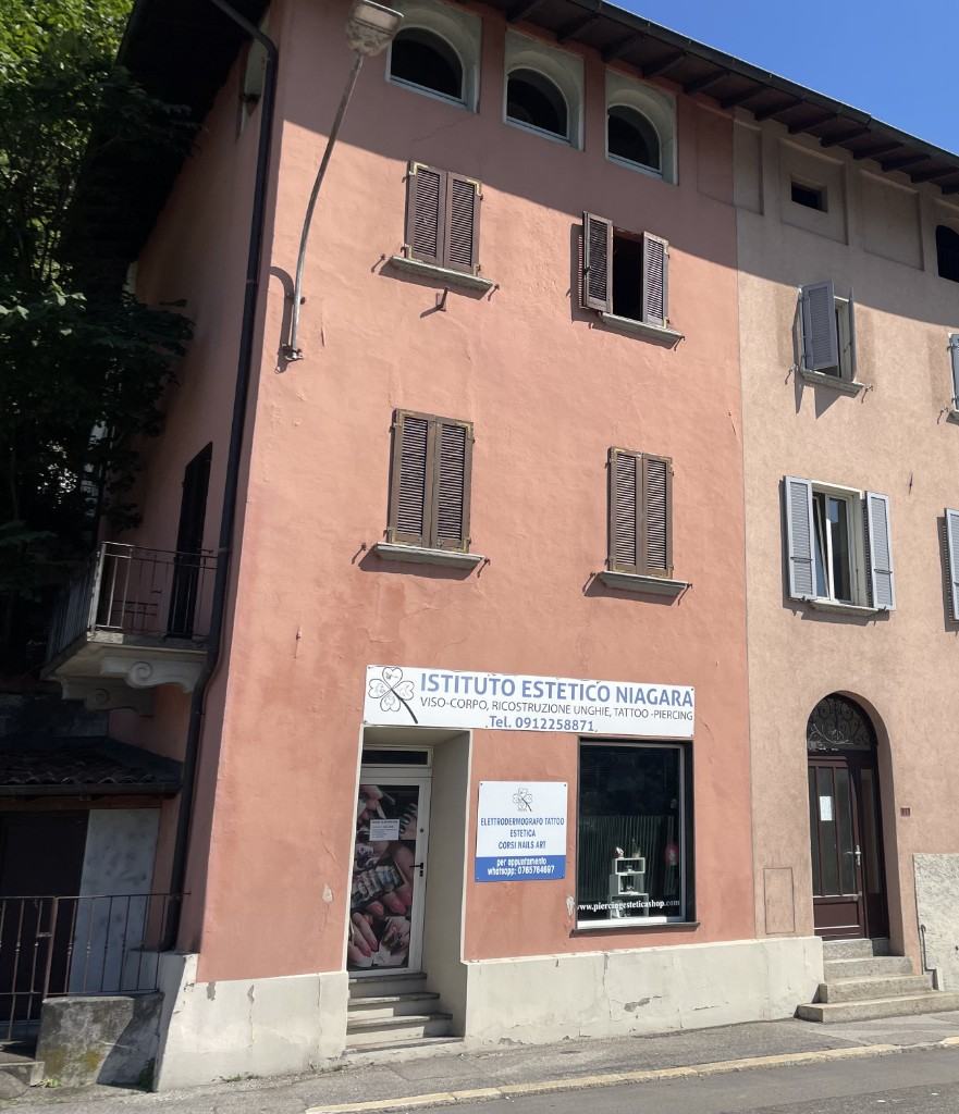 Traditional building with Istituto Estetico Niagara on the ground floor